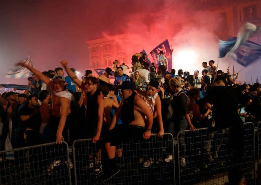 Napoli cuồng nhiệt ăn mừng chức vô địch lịch sử