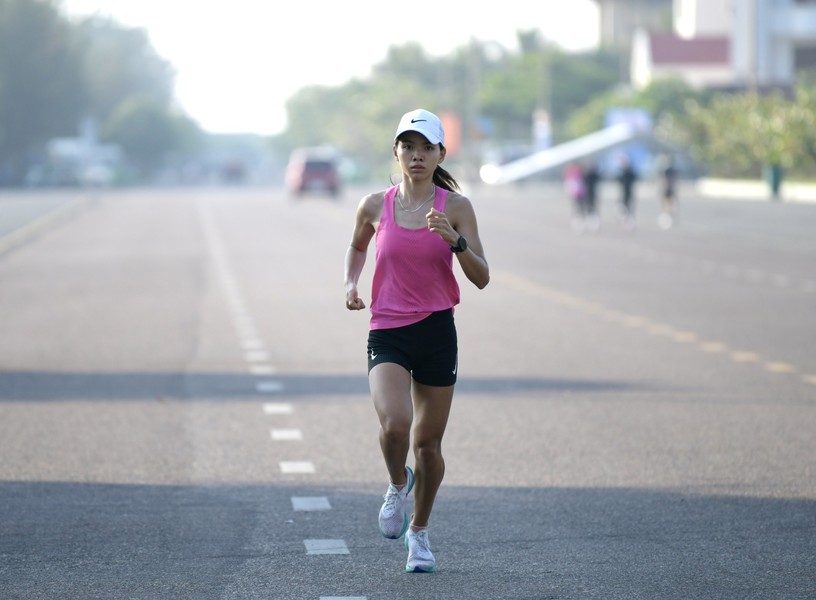 Nguyễn Thị Oanh và dàn sao điền kinh căng mình luyện tập cho Tiền Phong Marathon 2024