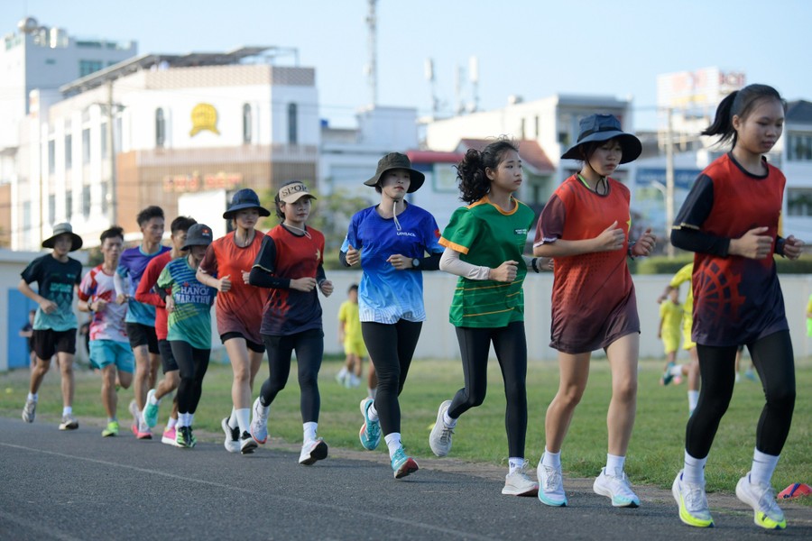 Nguyễn Thị Oanh và dàn sao điền kinh căng mình luyện tập cho Tiền Phong Marathon 2024