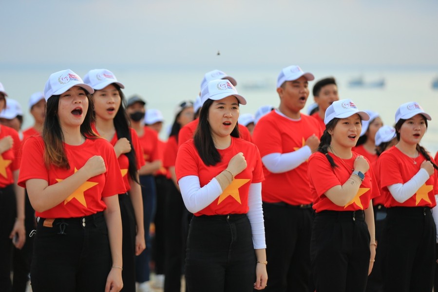 3.200 người xếp hình bản đồ Việt Nam thiêng liêng tại Bãi Môn - Mũi Điện