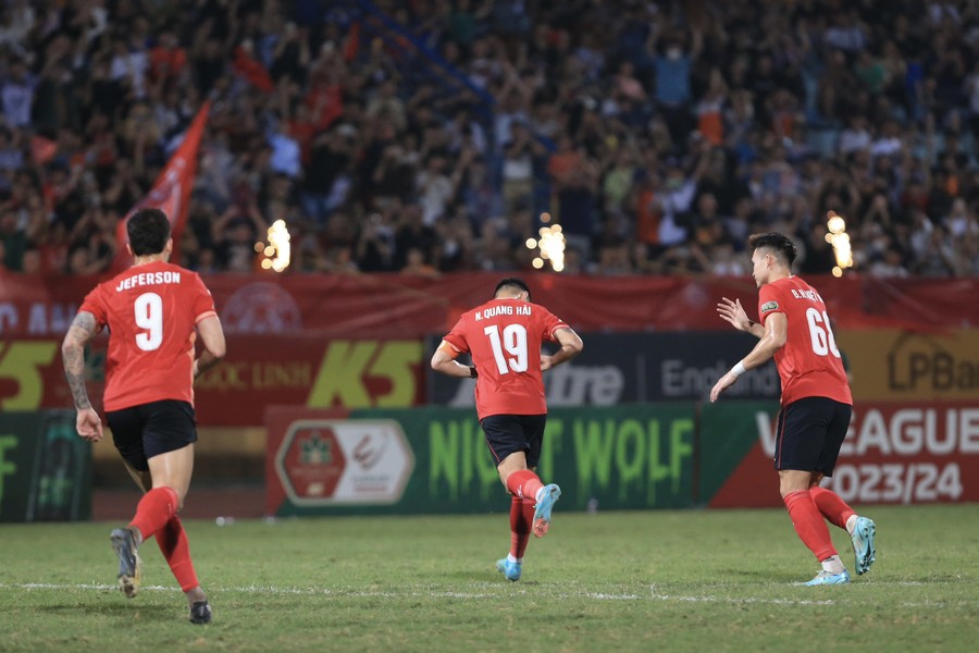 Toàn cảnh trận Công an Hà Nội 2-0 SLNA: Ngày Quang Hải thăng hoa!