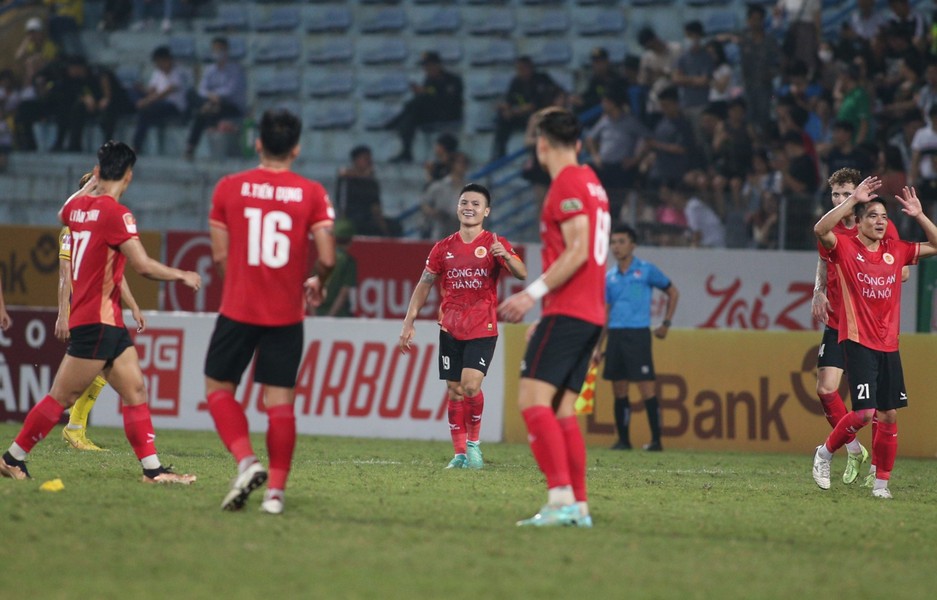 Toàn cảnh trận Công an Hà Nội 2-0 SLNA: Ngày Quang Hải thăng hoa!