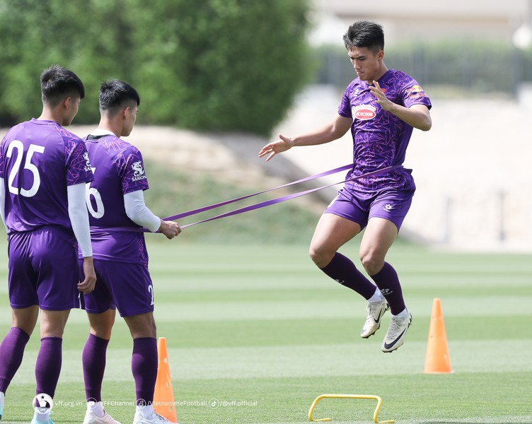 U23 Việt Nam phơi nắng rèn thể lực cực sung trước giải U23 châu Á