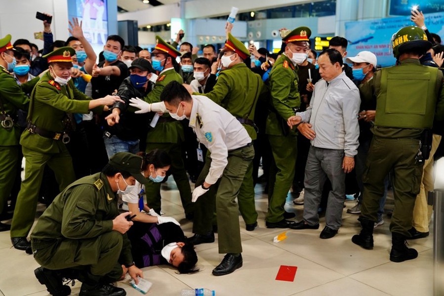 Hành khách gây rối trật tự công cộng tại sân bay Nội Bài sẽ bị khống chế như thế nào?