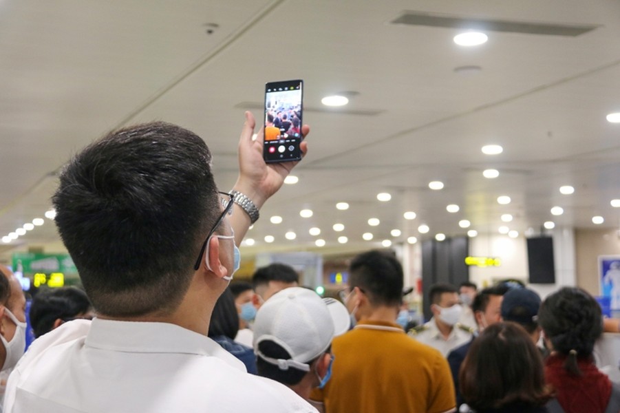 Hành khách gây rối trật tự công cộng tại sân bay Nội Bài sẽ bị khống chế như thế nào?