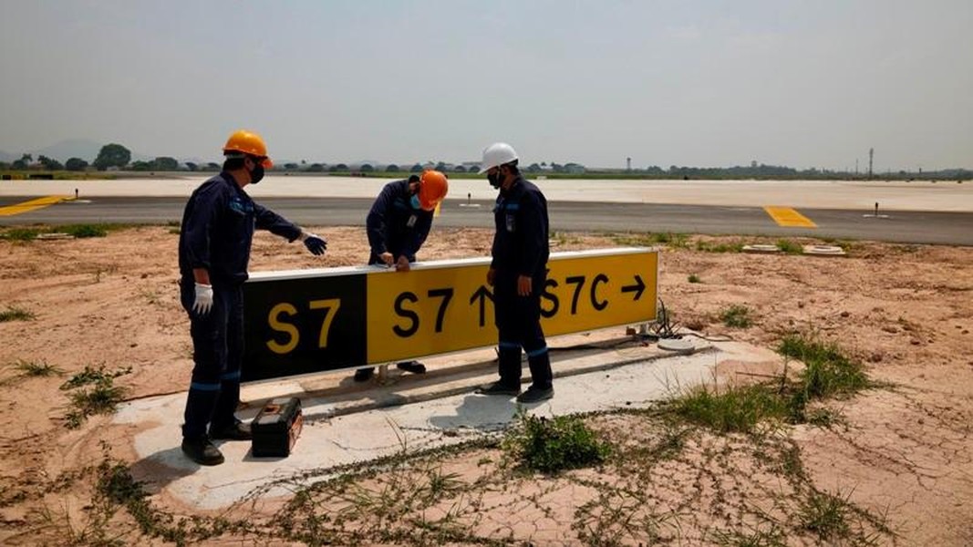 Nhân viên sân bay Nội Bài phơi mình giữa sàn bê tông trong cái nóng 56 độ C 