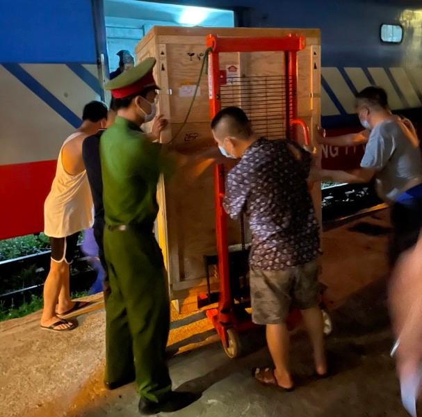 Đường sắt cùng bệnh viện Việt Đức hối hả vận chuyển thiết bị y tế hỗ trợ phía Nam