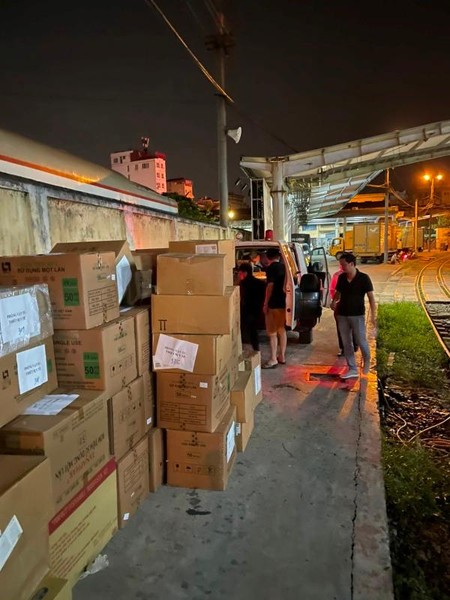 Đường sắt cùng bệnh viện Việt Đức hối hả vận chuyển thiết bị y tế hỗ trợ phía Nam