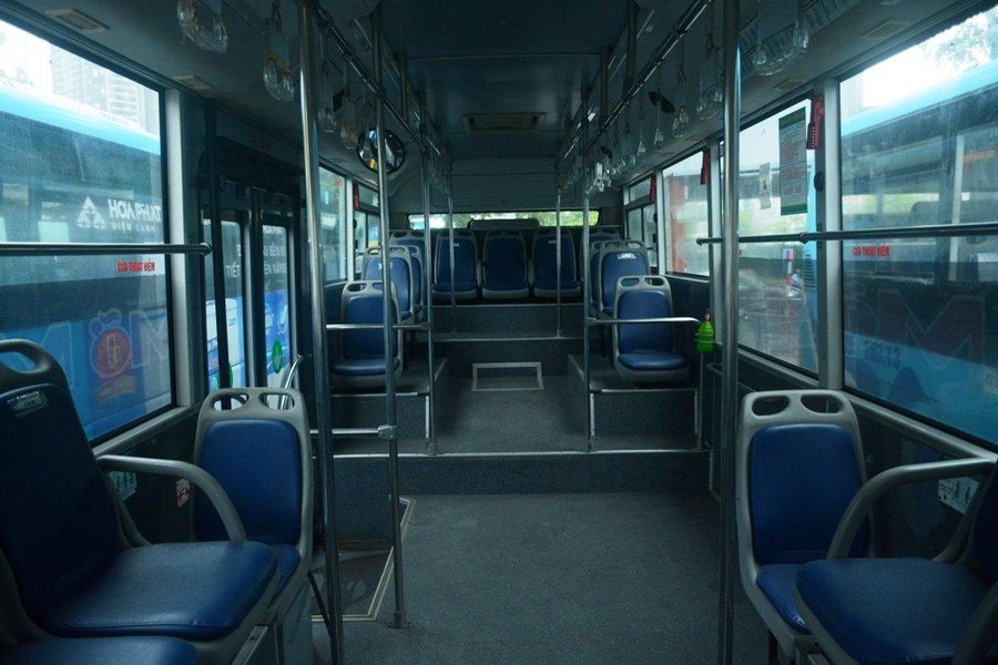 Hình ảnh xe buýt Hà Nội lăn bánh sau nhiều tháng “đắp chiếu”