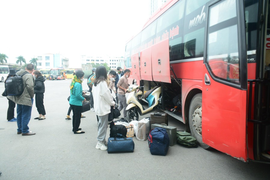 Dòng phương tiện chen chúc đổ về Thủ đô, người dân tay xách nách mang trở lại Hà Nội