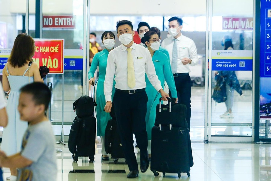 Dòng người ùn ùn đổ về sân bay quốc tế Nội Bài rời Thủ đô nghỉ lễ Quốc khánh