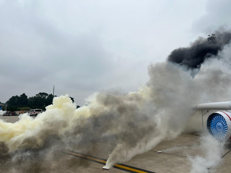 Cận cảnh diễn tập sự cố 200 lít xăng máy bay bị tràn ra sân đỗ, gây cháy tại Nội Bài