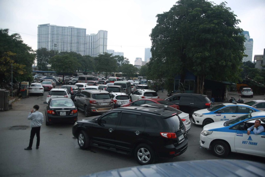 Hà Nội: Lái xe xếp hàng dài ngao ngán chờ “khám xe”