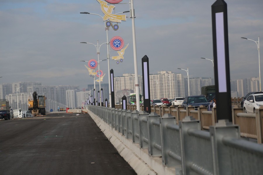 Cầu Vĩnh Tuy 2 đang cấp tập hoàn thiện để kịp thông xe vào dịp 2-9