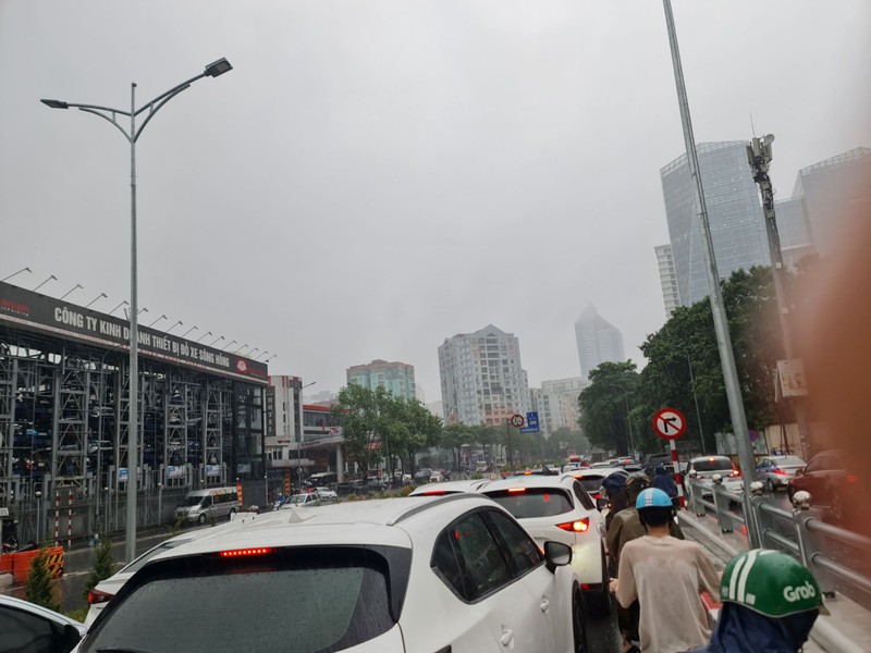 Mưa trắng trời, nhiều tuyến phố Hà Nội rơi cảnh ùn tắc