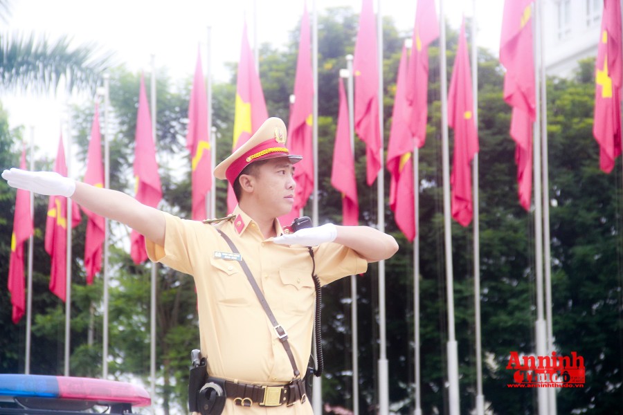 Ấn tượng với nữ CSGT bảo vệ Đại hội Đảng bộ TP Hà Nội