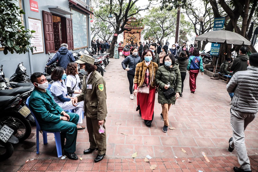 Hà Nội: Người dân thực hiện nghiêm biện pháp phòng dịch Covid-19 ngày mùng 1 Tết Tân Sửu 