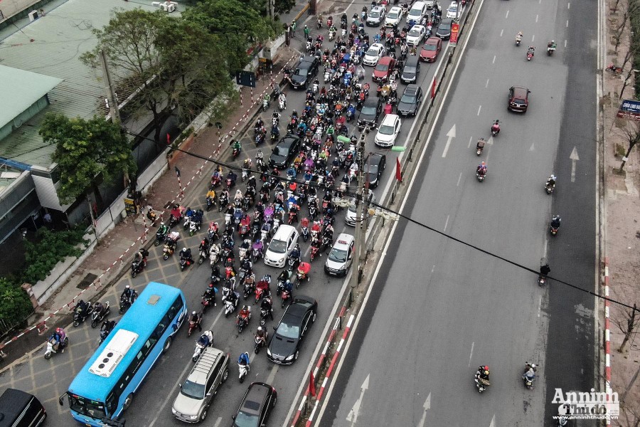 Ảnh: Người dân đeo khẩu trang kín mít, đổ về Thủ đô sau nghỉ Tết