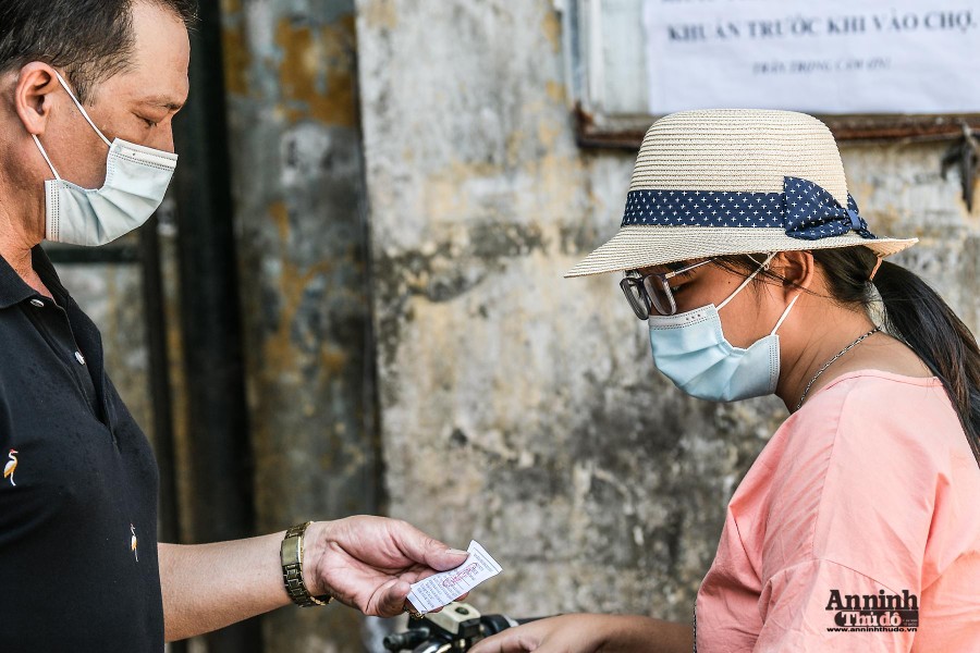[Ảnh] Thăm chợ dân sinh đầu tiên ở Hà Nội áp dụng thẻ đi chợ theo ngày chẵn lẻ