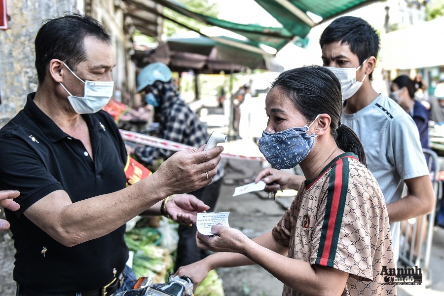 [Ảnh] Thăm chợ dân sinh đầu tiên ở Hà Nội áp dụng thẻ đi chợ theo ngày chẵn lẻ