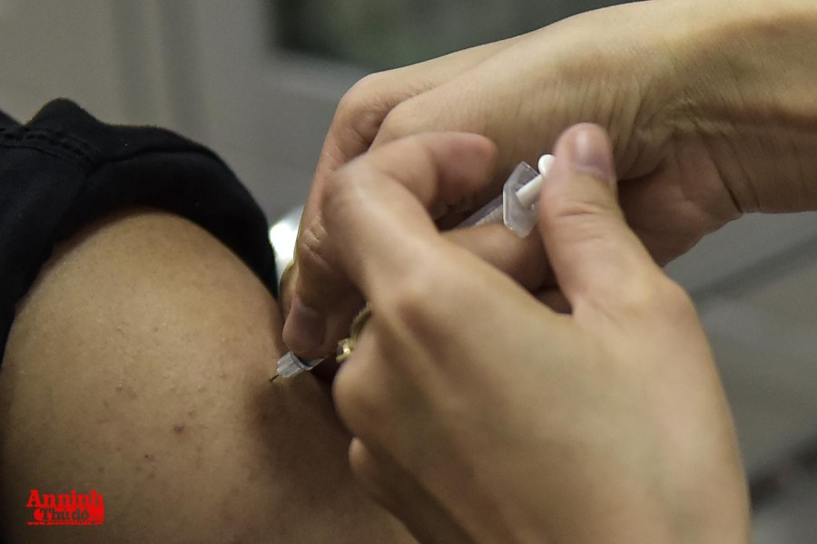 Hình ảnh đặc biệt trong ngày đầu chiến dịch tiêm vaccine Covid-19 cho toàn dân Thủ đô