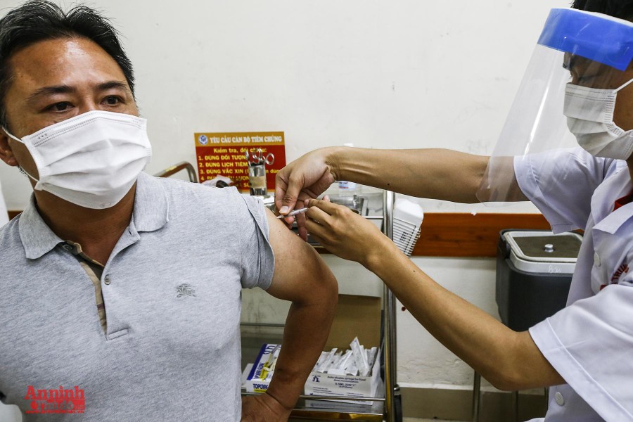 [Ảnh] Nhiều tầng lớp nhân dân Hà Nội được tiêm vaccine phòng Covid-19 trong 