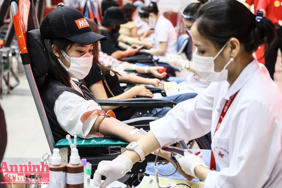 Xúc động hình ảnh chiến sỹ Công an, người nước ngoài cùng nhân dân hiến máu cứu người trong giãn cách xã hội