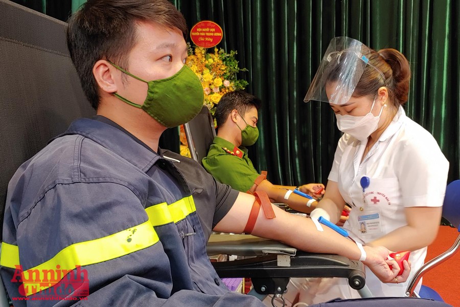 Thứ trưởng Bộ Công an và Giám đốc CATP Hà Nội hiến máu cứu người, chung tay đẩy lùi Covid-19