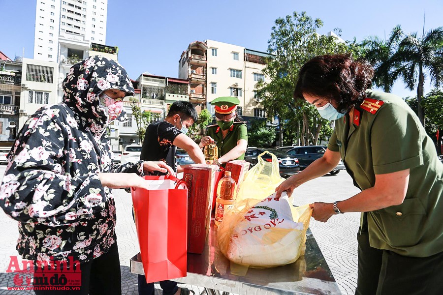 [ẢNH] Giọt nước mắt xúc động khi người dân nhận thực phẩm từ tay chiến sỹ Công an Thủ đô trong ngày 19/8