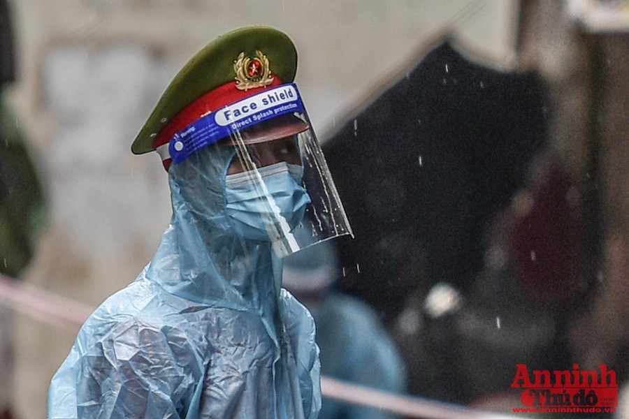 [ẢNH] Chân dung những chiến sỹ áo xanh đội mưa làm nhiệm vụ trong tâm dịch nguy hiểm nhất Thủ đô