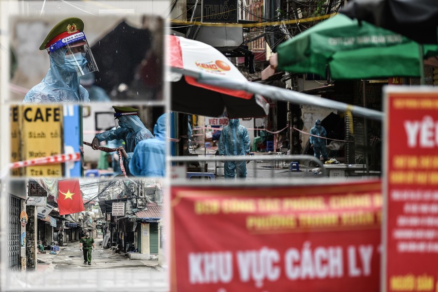 [ẢNH] Chân dung những chiến sỹ áo xanh đội mưa làm nhiệm vụ trong tâm dịch nguy hiểm nhất Thủ đô