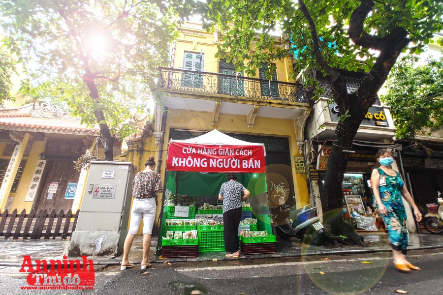 Hình ảnh rất Hà Nội tại cửa hàng thiết yếu không người bán đầu tiên phục vụ người dân phố cổ 