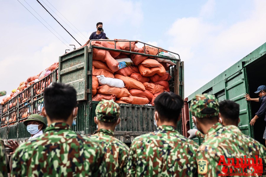 [ẢNH] Xúc động hình ảnh công an, quân đội đội nắng trưa bốc xếp thực phẩm chi viện cho TP. HCM