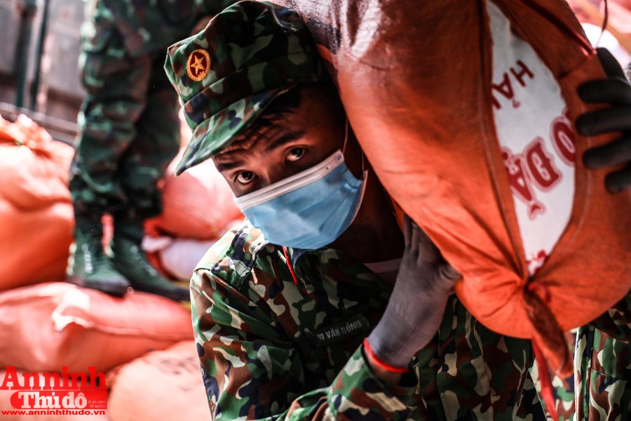 [ẢNH] Xúc động hình ảnh công an, quân đội đội nắng trưa bốc xếp thực phẩm chi viện cho TP. HCM