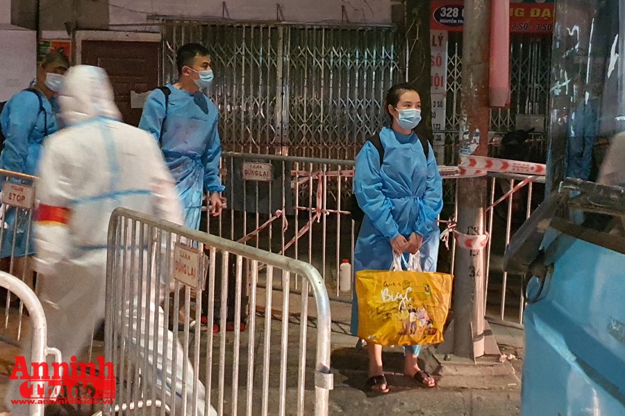 [Ảnh] Hình ảnh đầy cảm xúc khi 1.200 người ở Thanh Xuân Trung di dời khỏi điểm nóng...