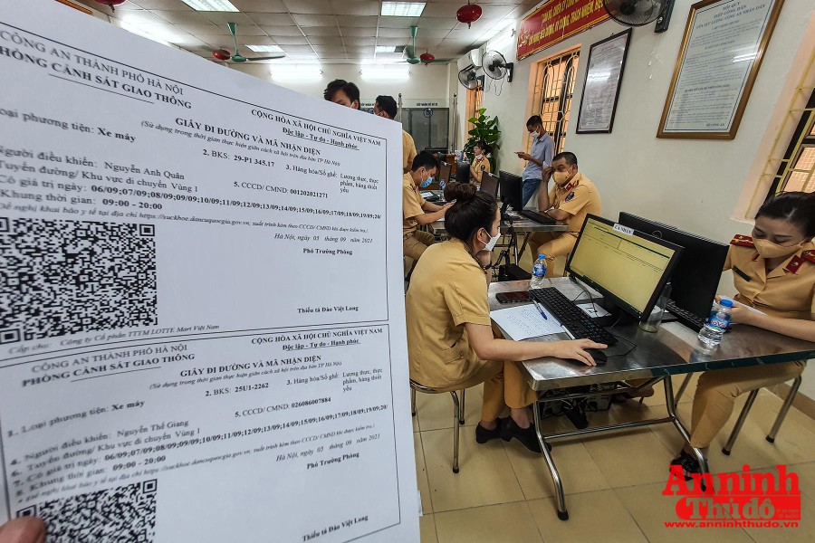 [ẢNH] Cận cảnh những giấy đi đường kèm mã QR code đầu tiên được cấp ở Phòng CSGT - CATP Hà Nội