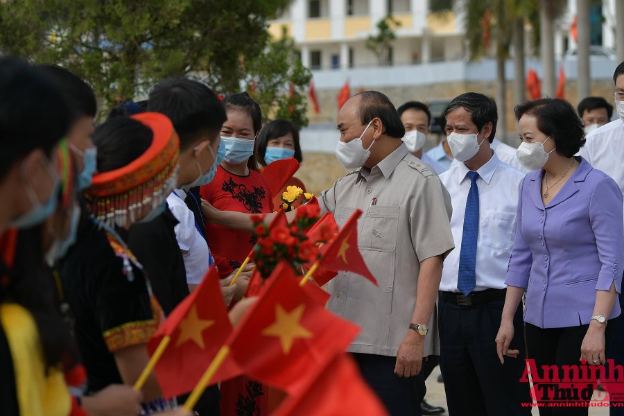 [Ảnh] Chủ tịch nước Nguyễn Xuân Phúc dự lễ khai giảng ở tỉnh 