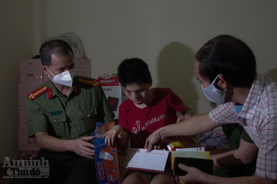 [Ảnh] Hà Nội: Xúc động hình ảnh Công an tặng quà giúp các em nhỏ mồ côi vượt qua đại dịch