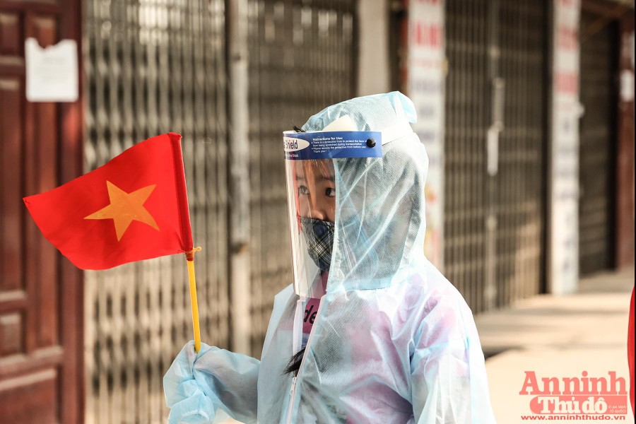 Khoảnh khắc khó quên khi gần 1.100 người dân Thanh Xuân Trung được trở về nhà 