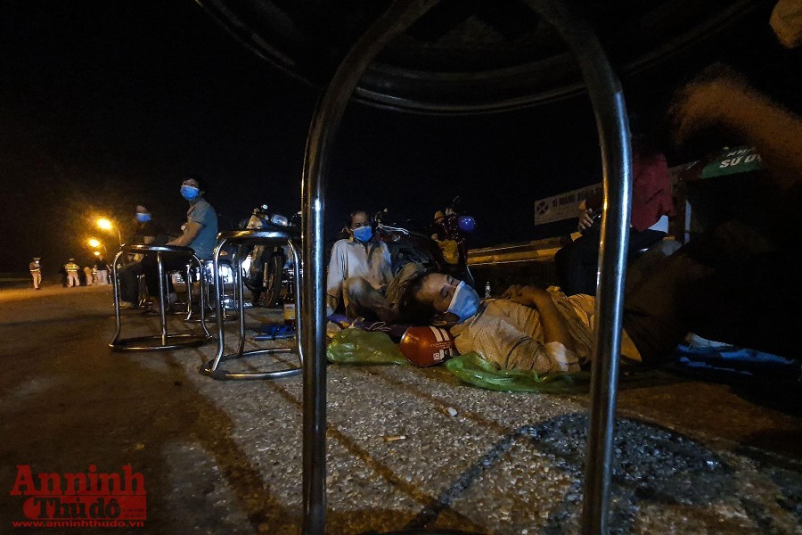 Hình ảnh khó quên khi Công an Thủ đô xuyên đêm giúp đồng bào vơi vất vả trên hành trình vạn lý về quê 