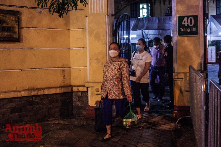 Những cảm xúc đặc biệt khó quên trong đêm khi bệnh viện Việt Đức và phố Phủ Doãn, Chân Cầm được dỡ phong tỏa
