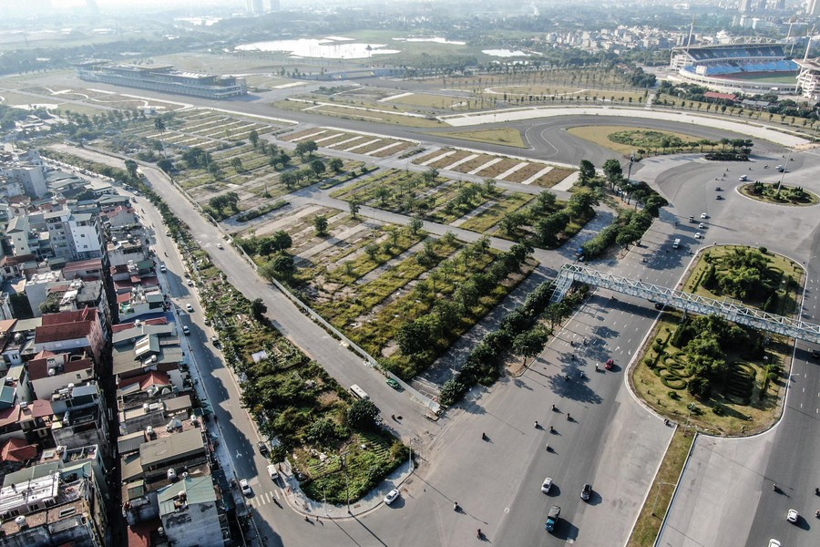 Đường đua F1 ở Hà Nội từng được mong chờ giờ nằm phơi mưa nắng...