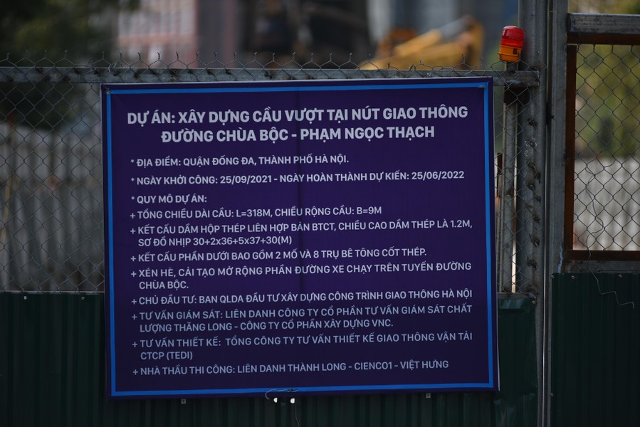 Xem thi công cầu vượt chữ C bằng thép hơn 120 tỷ đồng đầu tiên ở Hà Nội từ flycam