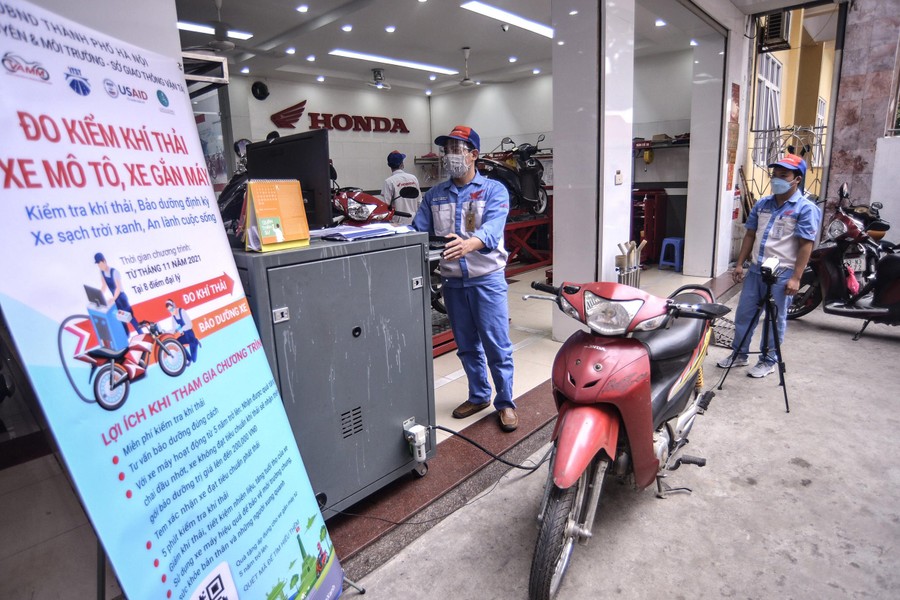 Cận cảnh điểm đo khí thải, hỗ trợ đổi xe máy cũ lấy xe mới ở Hà Nội