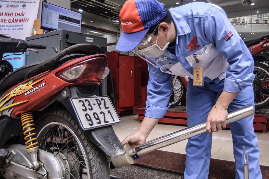 Cận cảnh điểm đo khí thải, hỗ trợ đổi xe máy cũ lấy xe mới ở Hà Nội