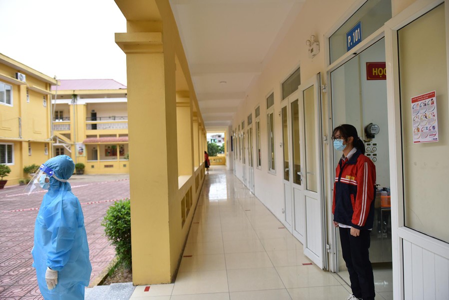 Cận cảnh quy trình xử lý ca nghi mắc Covid-19 khi Hà Nội cho học sinh đến trường trở lại