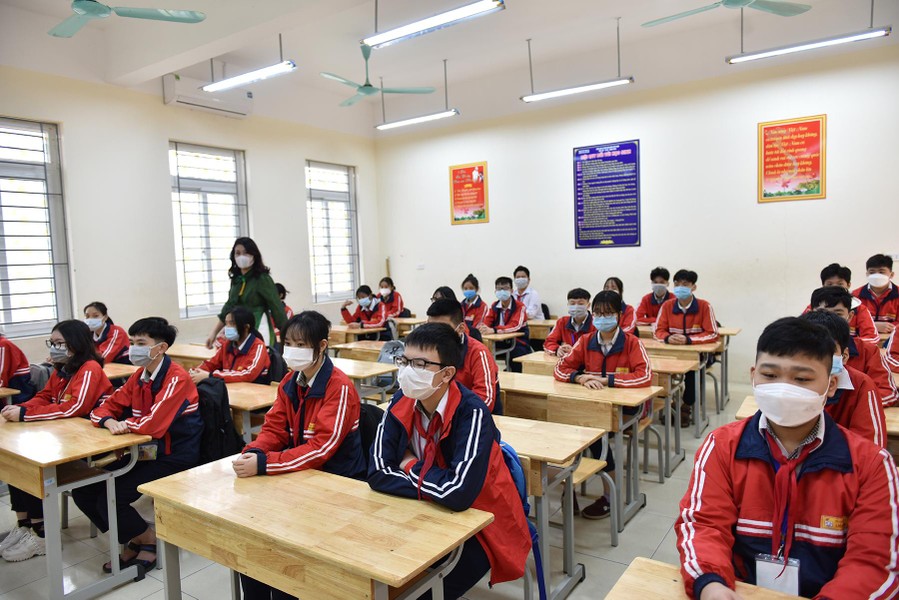 Cận cảnh quy trình xử lý ca nghi mắc Covid-19 khi Hà Nội cho học sinh đến trường trở lại