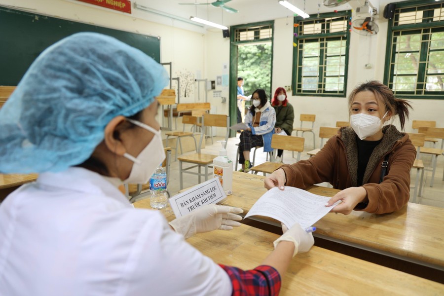 Xem học sinh lớp 12 Hà Nội phấn khởi khi được tiêm vaccine Pfizer phòng Covid-19 