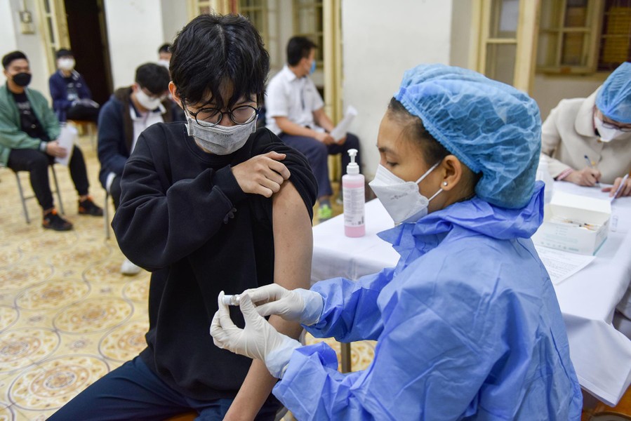 Hình ảnh trong ngày: Những vẻ mặt biểu cảm của học sinh Hoàn Kiếm khi tiêm vaccine phòng Covid-19