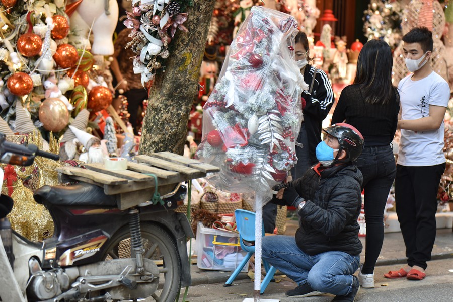 Số ca Covid-19 không ngừng tăng, thiếu nữ Hà Nội vẫn thích thú check-in ở phố Hàng Mã rực màu Giáng sinh